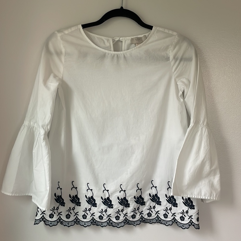 Loft Outlet 💯% cotton top with scalloped bottom and tie at neck in back XXSP
